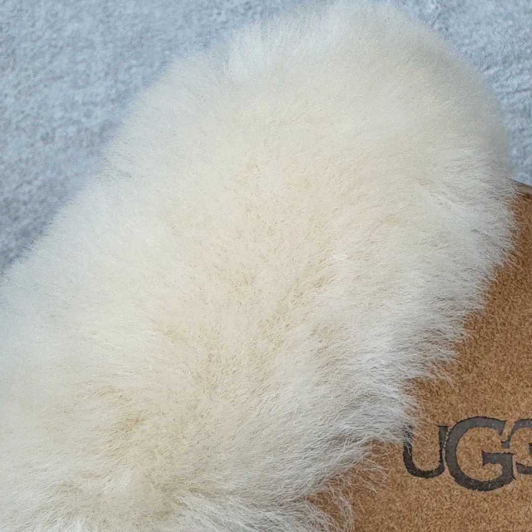 Pick up locally💰440 UGG 2550 Classic autumn and winter sheepskin and fur integrated snow boots. All shoes are made of ZP. Longfeng A-grade Australian imported sheepskin and fur integrated brand OEM production line. Fully follow the ZP process. OEM original pattern maker. Adhering to the principle of no original shoe development and selection. Pay attention to every detail. The most authentic version on the market. TREADLITE "light wing" technology outsole. Lightweight/durable/flexible/pile size: 35 36 37 38 39 40 41 Coding: by2936060